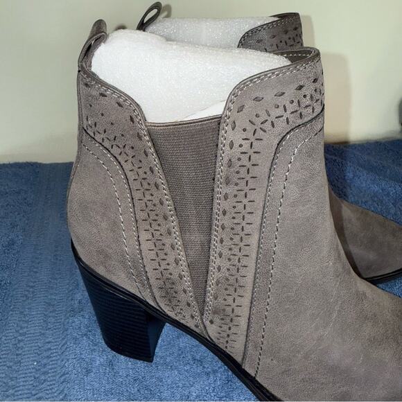MIA NEW Women's Sutton Heeled Ankle Booties in GRAY Slip-on Faux Suede Size 9 - Picture 3 of 6